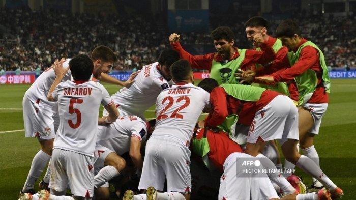 Para pemain Tajikistan merayakan gol kedua timnya ke gawang Lebanon pada pertandingan sepak bola Grup A Piala Asia AFC Qatar 2023 di Stadion Jassim bin Hamad, 22 Januari 2024. HECTOR RETAMAL / AFP (HECTOR RETAMAL / AFP)