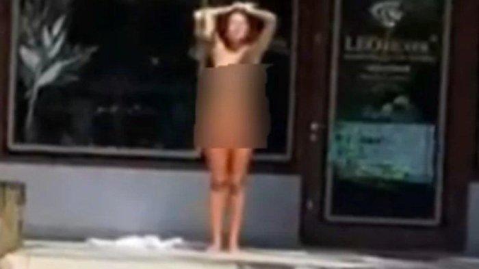 Tak Malu! Turis Asal Kroasia Ini Santai Jalan-jalan di Kuta Tanpa Busana, Aksinya Jadi Tontonan