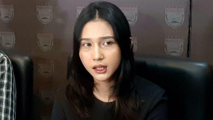 Takut Keluar Rumah Kadung Dicap Pelakor, Tenri Ajeng Anisa Menangis, Bantah Jadi Selingkuhan Virgoun (Warta Kota/Arie Puji)