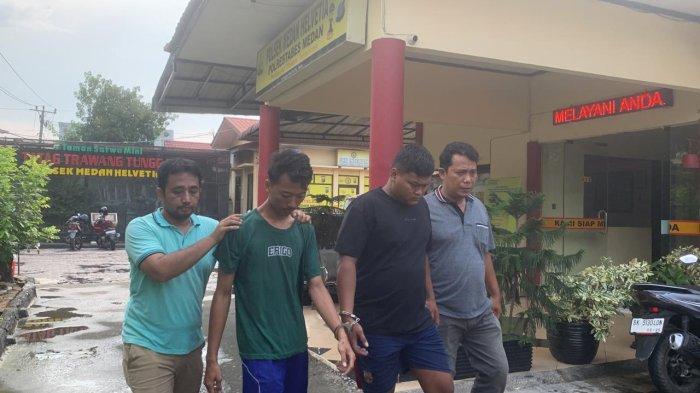 Tampak kedua pelaku ketika digiring petugas ke sel tahanan Polsek Medan Helvetia, Rabu (12/6/2024).