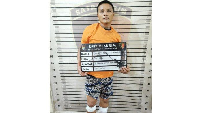 Tampang Amat Dedi alias Gerandong, otak pelaku penyerangan Warkop Anugerah simpang UNIMED sekaligus pelaku pembacok pengendara motor yang tangannya nyaris putus, saat diamankan di Polsek Medan Tembung.