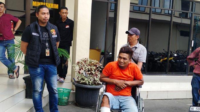 Tampang Doni Harianto, jambret yang beraksi di depan Kodam I Bukit Barisan pada Minggu 19 Januari kemarin saat dihadirkan dalam konferensi pers di Polsek Medan Sunggal, Selasa (21/1/2025). Hasil penyelidikan, pelaku sudah beraksi 10 kali.