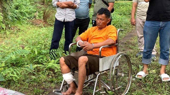 Tampang Harianto Turnip, pelaku Pembunuhan terhadap Tiar Martha Situngkir. Ia dihadirkan oleh petugas di lokasi kejadian yakni perkebunan sawit Jalan Jatirejo, Desa Sampali, Kecamatan Percut Seituan, Deliserdang, Selasa (17/12/2024). TRIBUN-MEDAN/ALFIANSYAH