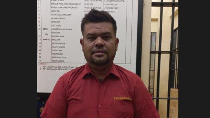 Tampang Kadis Pendidikan Kabupaten Mandailing Natal Dollar Hafriyanto Siregar usai ditetapkan sebagai tersangka dan ditahan di Polda Sumut.