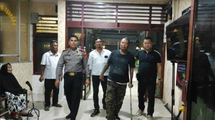 Tampang Kamiso (Pakai Tongkat), pecatan Polisi yang kembali ditangkap lantaran membacok warga di Desa Sampali, Kecamatan Percut Seituan Kabupaten Deliserdang, Jumat (3/5/2024). Kamiso pecatan Polisi dan pernah dipenjara karena menembak Polisi.