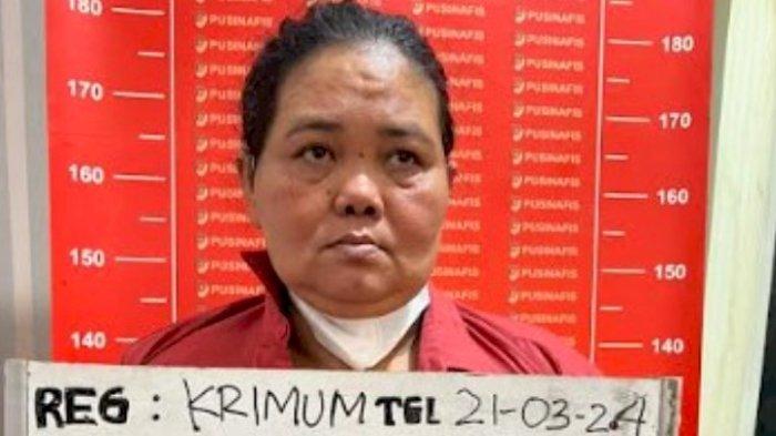 Tampang Nina Wati (47) tersangka dugaan penipuan dan penggelapan modus meluluskan masuk menjadi Taruna Akademi Kepolisian (Akpol) yang kini ditahan Subdit IV Renakta Ditrreskrimum Polda Sumut, Kamis (21/3/2024).  