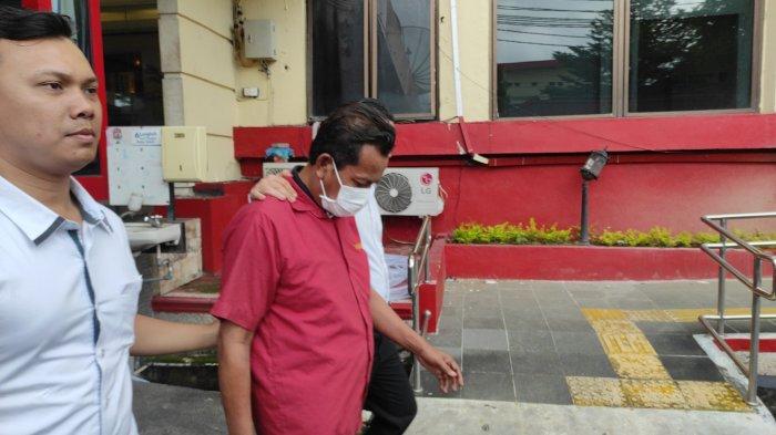 Tampang Parlagutan Harahap, Kkomisioner KPU Padangsidimpuan yang ditangkap polisi karena memeras seorang Calon Anggota Legislatif di Kota Padangsidimpuan.