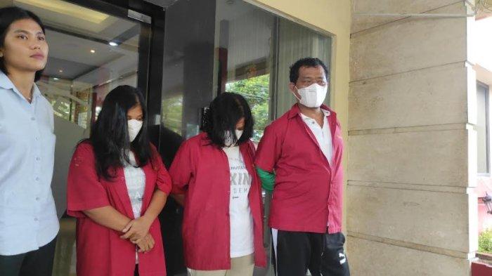PENIPUAN AKPOL: Tampang Parlautan Banjarnahor (Kanan) pensiunan Polisi, Rita Nurhaida Butar-butar (tengah), dan Susilawati Siregar (kiri), tiga tersangka dugaan penipuan modus bisa meluluskan menjadi anggota Polri, Selasa (10/6/2025). Mereka diduga menipu 5 korban senilai Rp 1,4 Miliar dengan iming-iming anaknya akan lulus melalui kuota khusus.