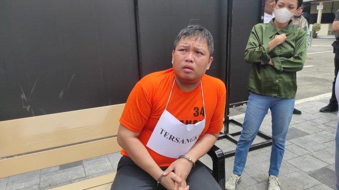 Tampang Zul Iqbal (38) tersangka pembunuhanan terhadap AYP (3) anak dibawah lima tahun (Balita) di Kota Medan, Sabtu (29/3/2025). Zul menyiksa korban kurang lebih selama 3 hari menggunakan tangan, handuk dan batang sapu.
