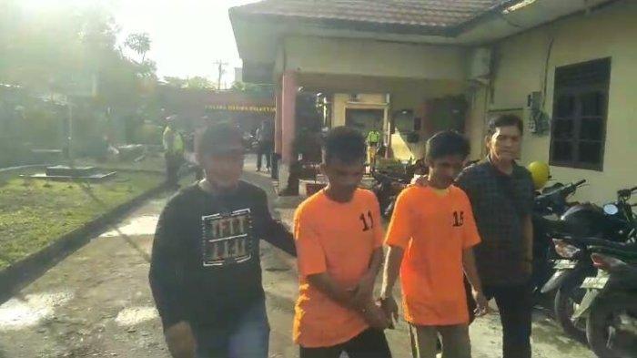 Tampang kedua pelaku saat digiring ke sel tahanan Polsek Helvetia.