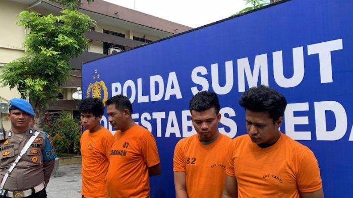 Tampang keempat pelaku pembunuhan terhadap mantan anggota TNI AD bernama Andreas Rury Stein Sianipar, dihadirkan saat konferensi pers di halaman Polrestabes Medan, Jumat (3/1/2025). TRIBUN-MEDAN/ALFIANSYAH