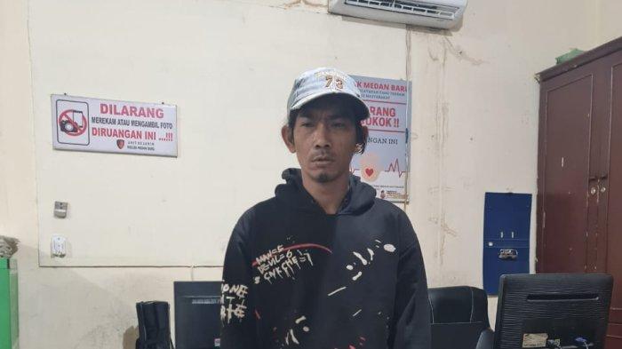 Tampang pelaku ketika diamankan oleh polisi di Polsek Medan Baru.