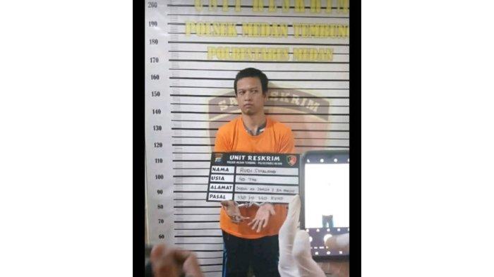 Tampang pelaku penikaman 3 bocah yang merupakan tetangga nya, saat diamankan di kantor polisi. (Ho)