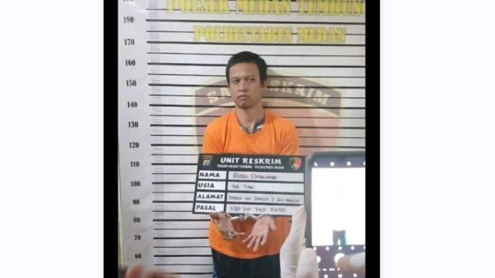 Tampang pelaku penikaman 3 bocah yang merupakan tetangga nya, saat diamankan di kantor polisi.