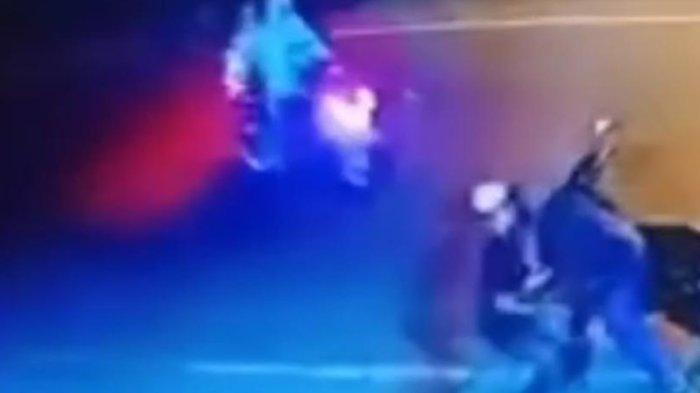 Tangkap layar CCTV, aksi Komplotan begal merampok sepeda motor milik Imran di Jalan KL Yos Sudarso, Kelurahan Pekan Labuhan, Kecamatan Medan Labuhan.