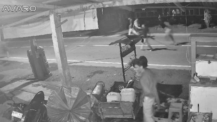 Tangkap layar CCTV aksi saling serang antar remaja di Jalan Medan Tenggara, Kecamatan Medan Denai.