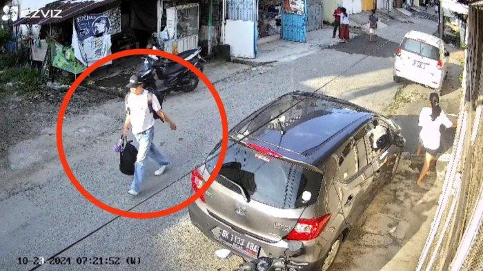 Tangkap layar CCTV, detik-detik pelaku melarikan diri usai membunuh ibu kos di Jalan Badak, Kecamatan Medan Area.