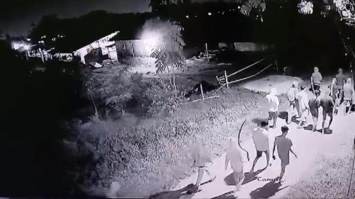 Tangkap layar CCTV, puluhan orang yang membantai kepala rumah tangga di Jalan Simpang Kariman, Pasar III, Desa Saentis, Kecamatan Percut Sei Tuan, Deliserdang, para pelaku terlihat menenteng senjata tajam.