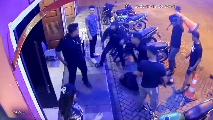 Tangkap layar CCTV puluhan pria berambut cepak hajar dan tikam sekuriti bernama Riko Simanjuntak di Kompleks Mega park.