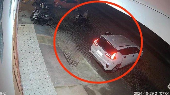 Tangkap layar aksi Pencurian sepeda motor. Pelaku beraksi menggunakan mobil Mitsubishi Xpander di klinik dokter gigi yang berada di Jalan Inspeksi Pinggir Kanal, Kecamatan Medan Johor. (Ho)