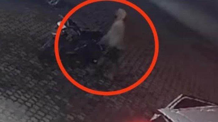 Tangkap layar aksi Pencurian sepeda motor. Pelaku beraksi menggunakan mobil Mitsubishi Expander di klinik dokter gigi yang berada di Jalan Kanal Raya, Kecamatan Patumbak, Deliserdang, pada Selasa (29/10/2024).