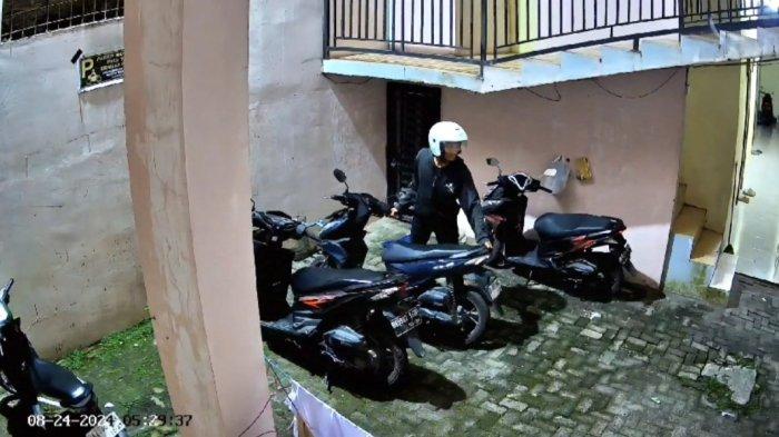 Tangkap layar aksi pencurian sepeda motor di Jalan Bunga Cempaka, Pasar III Padang Bulan, Kecamatan Medan Selayang.