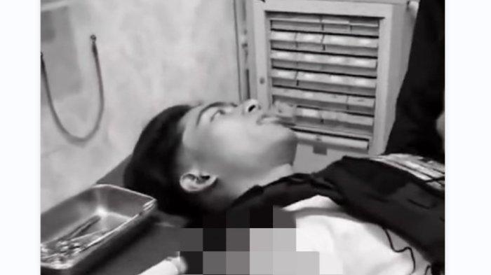 Tangkap layar dari video yang beredar, personel URC Presisi Polrestabes Medan yang dibacok geng motor di kawasan Jalan Klambir V, Kecamatan Medan Helvetia