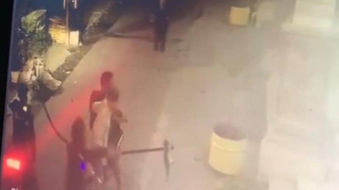 Tangkap layar gerombolan geng motor serang remaja yang sedang duduk-duduk di masjid Al - Istiqomah Jalan Seto, Kecamatan Medan Area.