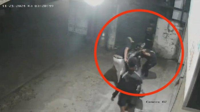 Tangkap layar para pelaku maling motor di sebuah klinik Jalan Mandala By Pass, Kecamatan Medan Denai. Para pelaku mencuri satu unit sepeda motor Yamaha N-Max dengan cara gotong royong. (Ho)