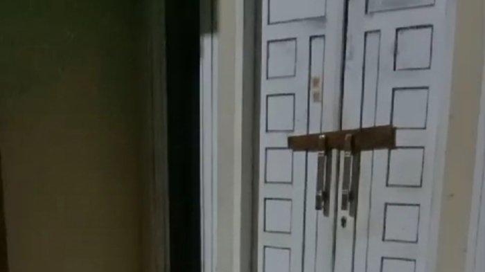 Tangkap layar, penampakan salah satu pintu rumah warga di salah satu perumahan di Jalan Marelan, Gang Rasmi, Kecamatan Medan Marelan, yang dipalang oleh maling agar tidak bisa keluar dan memergoki para pelaku.