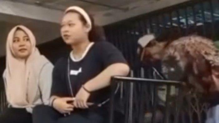 Tangkap layar pria mencuri handphone wanita yang tengah asyik bikin konten di kawasan Jalan Ahmad Yani, Kelurahan Kesawan, Kota Medan, pada Rabu (10/1/2024) sekira pukul 20.00 WIB.