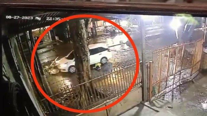 Tangkap layar seorang pedagang wanita ditabrak dan digilas Mobilio Putih.