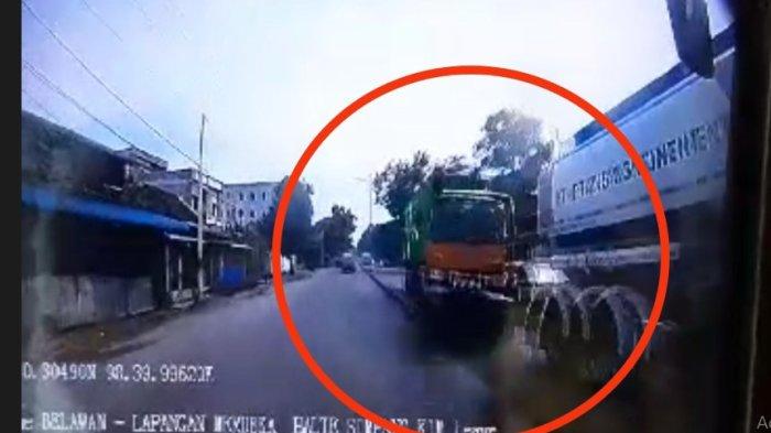 Tangkap layar truk yang menabrak bus Trans Metro Deli.