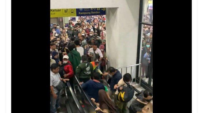Tangkapan layar video pengguna eskalator di Stasiun Manggarai, Jakarta bertabrakan dan berjatuhan