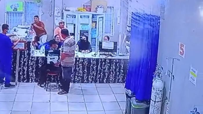 Tangkapan layar video rekaman CCTV diduga oknum DPRD Kota Tanjungbalai melakukan aksi pemukulan terhadap seorang petugas rumah sakit umum daerah (RSUD) Tanjungbalai, Rabu (23/7/2025).