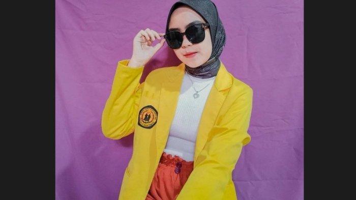 Tantri Yulaila Tanjung semasa hidup mengenakan almamater Universitas Simalungun (USI)