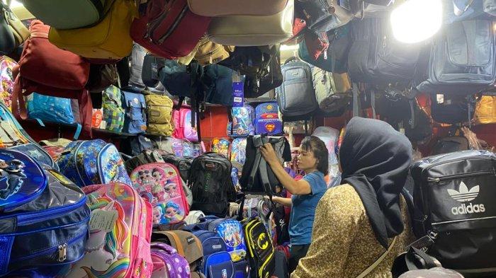 Suasana toko penjual tas sekolah di Pusat Pasar Medan, penjualan meningkat hingga 40 persen.
 
 