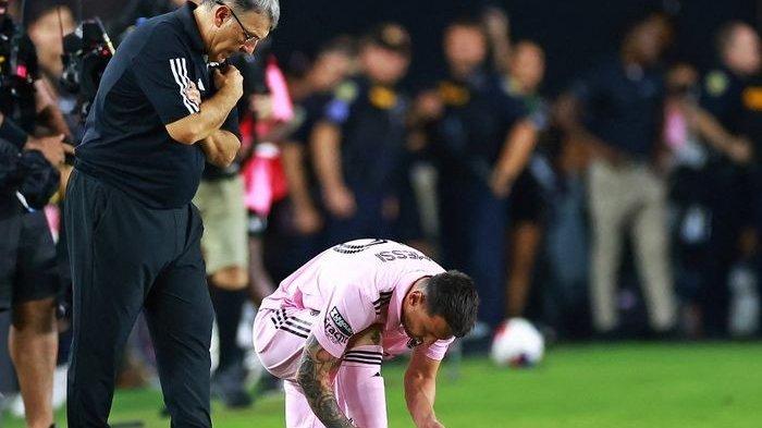 Pelatih Inter Miami, Tata Martino, berbicara kepada Lionel Messi saat masuk lapangan melawan Cruz Azul di DRV PNK Stadium (21/7/2023).