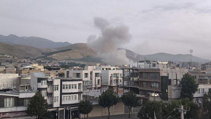 Foto selebaran yang dirilis oleh saluran Telegram resmi Korps Garda Revolusi (IRGC) Iran, Sepah News, pada tanggal 13 Juni 2025 dilaporkan menunjukkan asap mengepul dari lokasi yang menjadi sasaran serangan Israel di ibu kota Iran, Teheran, pada dini hari.