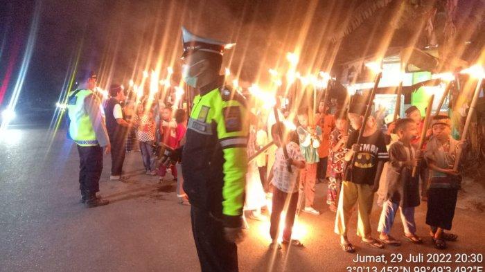 Personil Polres Tanjungbalai melaksanakan kegiatan pengawalan, pengamanan dan pengaturan arus lalu lintas dalam rangka pawai obor menyambut Tahun Baru Islam yang diadakan di Masjid Nurul Amin Kecamatan Teluk Nibung Kota Tanjungbalai, Jumat (29/7/2022).