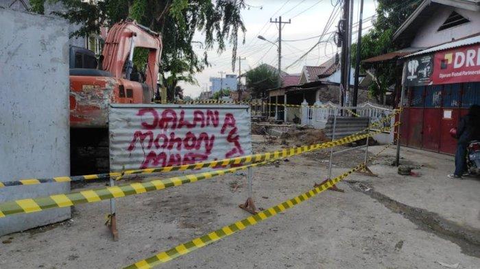 Tempat kejadian tewsnya satu pekerja proyek  drainase berinisial DL, pada Rabu (4/10/2023) kemarin. Korban diduga tertimpa crane beserta beton drainase di Jalan Selamat Ujung, Kecamatan Medan Amplas.