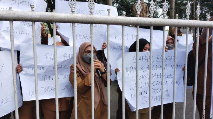 Tenaga honorer BPBD Kabupaten Deli Serdang melakukan aksi unjuk rasa di kantor Bupati Deli Serdang karena telah dipecat Kamis, (11/1/2024). 