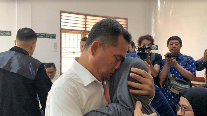 Terdakwa Alwi Mujahit Hasibuan, memeluk anaknya seusai dituntut 20 tahun penjara atau kasus proyek pengadaan Alat Pelindung Diri (APD) Covid-19 tahun 2020, Kamis (1/8/2024). TRIBUN-MEDAN/ALFIANSYAH