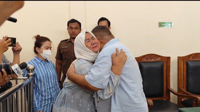 Terdakwa Tebit Rencana Peranginangin berpelukan dengan istrinya Tiorita Br Surbakti usai divonis bebas majelis hakim PN Stabat, Senin (8/7/2024). 
 