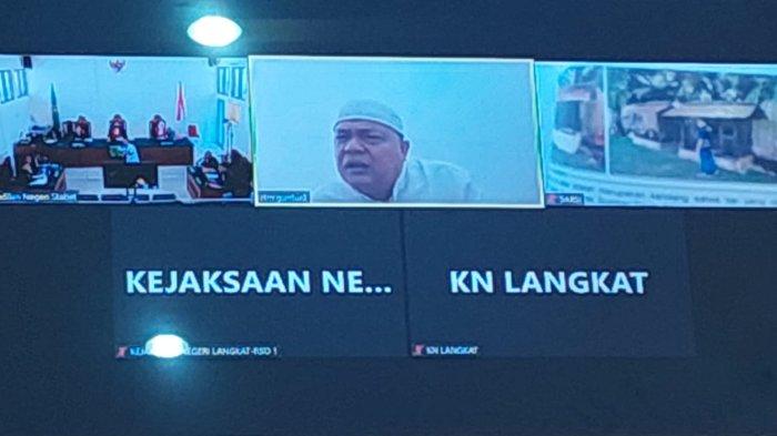 Terdakwa Terbit Rencana Perangin-Angin (tengah) saat menjalani persidangan kepemilikan satwa dilindungi di PN Stabat, Kabupaten Langkat, Sumatera Utara, Senin (10/7/2023) sore. 