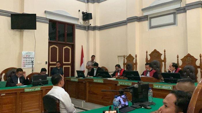 Terdakwa kasus korupsi Bupati Labuhanbatu nonaktif Erik Adtrada Ritonga, menjalani sidang vonis di Pengadilan Negeri (PN) Medan, Rabu (25/9/2024) sore.