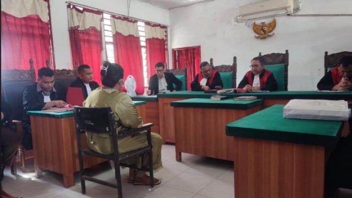 SIDANG PENIPUAN NINA WATI - Terdakwa kasus penipuan masuk Akademi Polisi (Akpol) Nina Wati saat mengikuti sidang di Pengadilan Cabang Labuhan Deli, Rabu (16/4/2025). (TRIBUN MEDAN/ANUGRAH NASUTION)