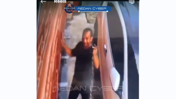 PEMERASAN UANG: Terekam aksi seorang pria yang diduga preman berkedok tukang parkir meminta paksa ke pemilik rumah di Jalan Sei Kera, Kelurahan Pandau Hilir, Kecamatan Medan Perjuangan, Kota Medan. Rabu (21/5/2025).