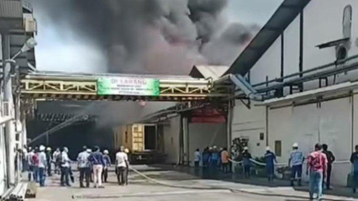 Terjadi kebakaran di PT Musi Mas Jalan Kol Yos Sudarso Kota Medan, Senin (10/6/2024) hingga saat ini pihak Damkar Medah masih melakukan upaya pemadaman. (instgaram damkar)