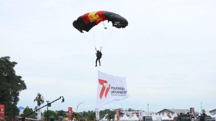 Personel Sat Bribob Polda Sumut membawa bensdera bertuliskan 